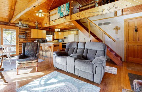 Buffalo Prairie Cabin | Rustic dog-friendly cabin with fireplace, open layout, grill, W/D, & firepit