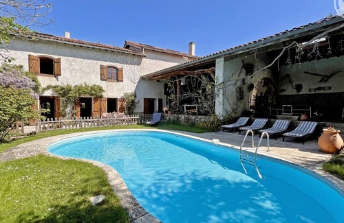 Essertines-en-Donzy Cottage | Rustic estate with private pool and pet-friendly