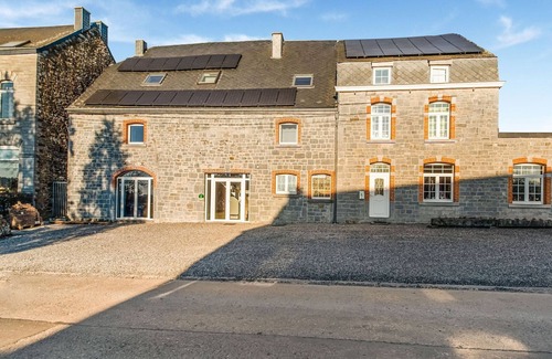 Ambly Cottage | Rustic Estate with Sauna