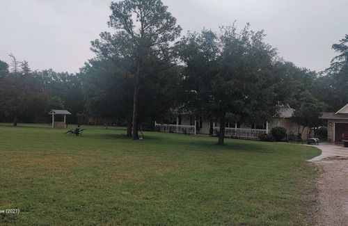 Bryan House | Rustic getaway on 3 acres - Only minutes from TEXS A&M University.