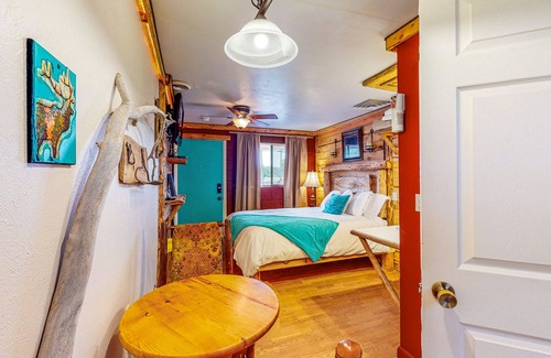 Cedaredge Cabin | Rustic hideaway with great shared amenities