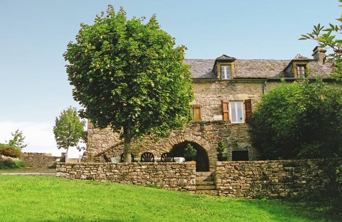 Pierrefiche House | Rustic Holiday Home in Saint-Geniez-d'Olt with a Garden