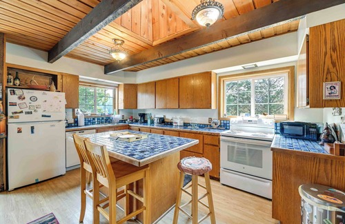 Chiloquin House | Rustic Home w/Deck & Grills on Williamson River!
