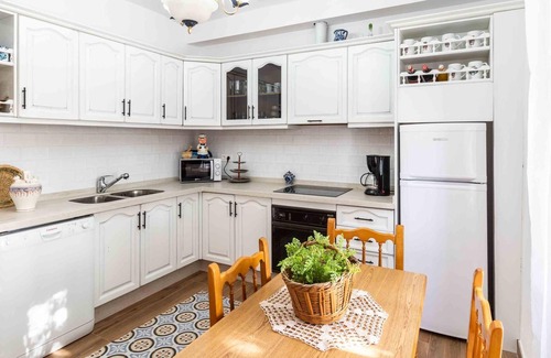 Niguelas Villa | Rustic house with fireplace and wifi