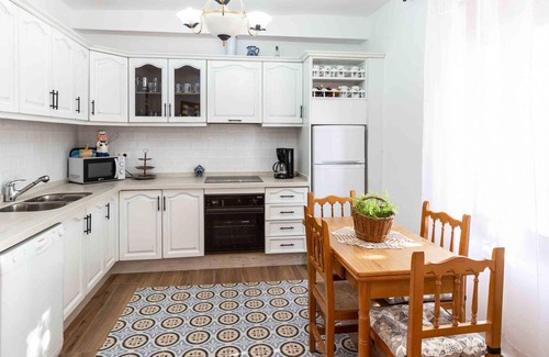 Niguelas Villa | Rustic house with fireplace and wifi