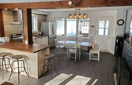 St-Adolphe-d'Howard Ski Chalet | Rustic lakeside cottage with spa