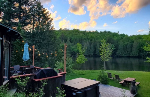 St-Adolphe-d'Howard Ski Chalet | Rustic lakeside cottage with spa