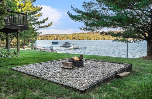 Bellaire House | Rustic lakefront home with large balcony, wood fireplace, grill, & washer/dryer