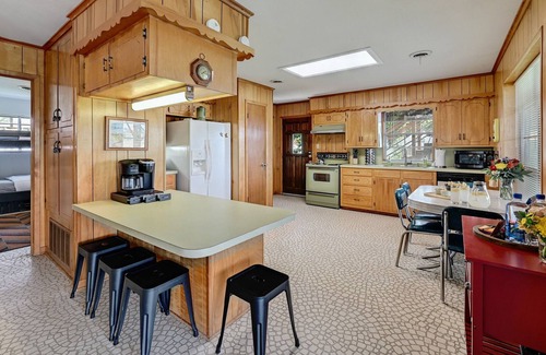 Buchanan Dam House | Rustic Lakehouse | 2 Story Outdoor Bar + Fire Pit + Smoker | Relax & Unwind