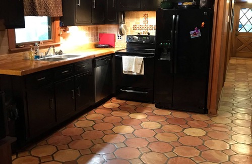 Grenada House | Rustic log cabin with 5 beds in a private setting, minutes Grenada Lake & town.