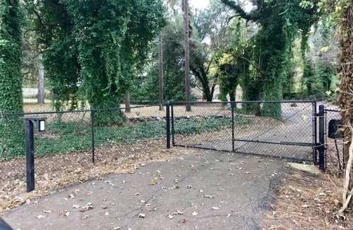 Grenada House | Rustic log cabin with 5 beds in a private setting, minutes Grenada Lake & town.