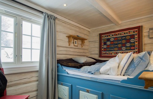 Sor-Aurdal House | Rustic log house, originally a farmhouse from 1850, beautifully situated on a hill on the outskirts