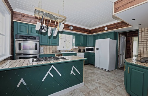 Haines Falls Ski Chalet | Rustic Log with Pool Game room Amazing koi pound just mins from Hunter Mountain