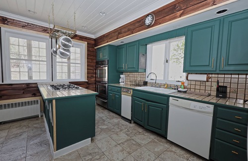 Haines Falls Ski Chalet | Rustic Log with Pool Game room Amazing koi pound just mins from Hunter Mountain