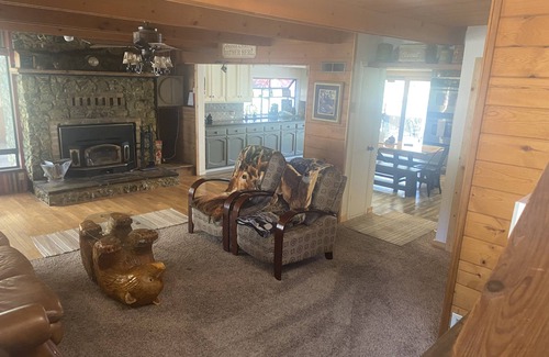 Mariposa Cabin | Rustic lower story 2 bedroom/2bath hot tub 3 minutes from town Yosemite Mariposa