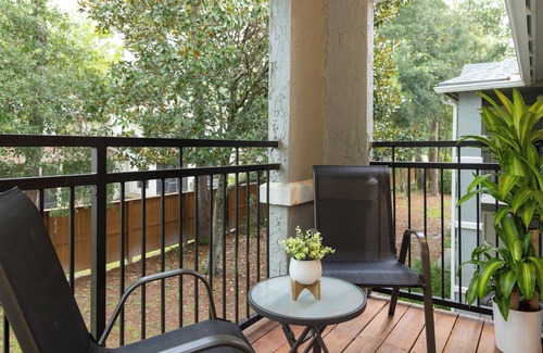 Gainesville Apartment | Rustic Luxe Loft: A King Bed Hideout with Edge