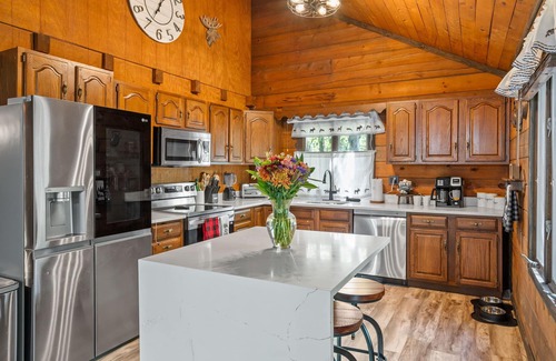 Locust Lake Village Cabin | Rustic Luxury - Log Cabin in the Pocono Mountains - Indoor Sauna- Close to Ski