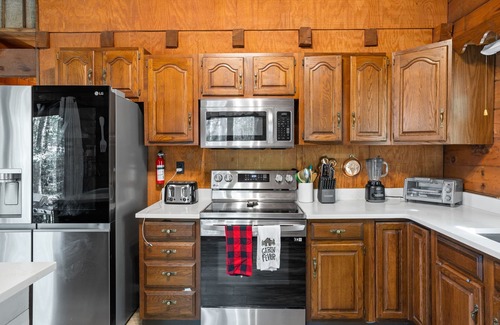 Locust Lake Village Cabin | Rustic Luxury - Log Cabin in the Pocono Mountains - Indoor Sauna- Close to Ski