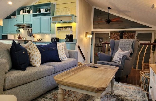 Lanark Highlands Cottage | Rustic Meets Luxury
