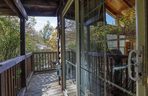 Newport Cabin | Rustic Mountain Retreat – Breathtaking Views, Private Hot Tub & Grill.