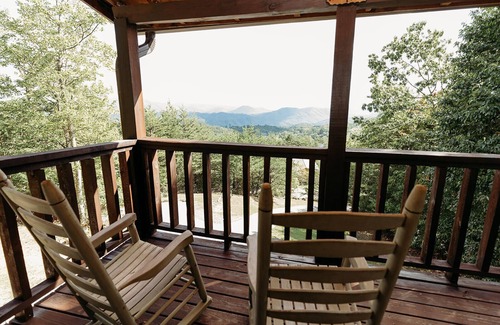 Gatlinburg - Pigeon Forge Cabin | "Rustic Relaxation" Lodge with a Gorgeous View!