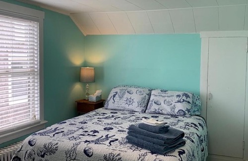 Cottage Line Apartment | Rustic Rooftop Delight - Bay Front apts