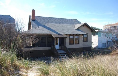 Cottage Line Apartment | Rustic Rooftop Delight - Bay Front apts