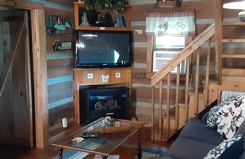 Warrensville Cabin | Rustic, Secluded Cabin-Walk to River-Hot tub-Close to Downtown West Jefferson