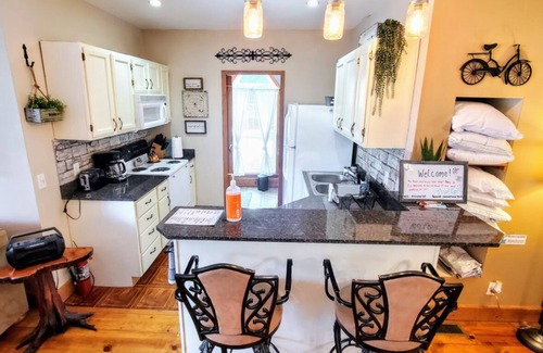 Barnhart Apartment | Rustic Secluded Guest House w/Valley Views + Pool