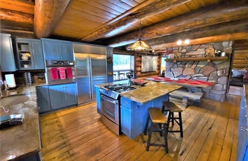 Purgatory Cabin | Rustic & Spacious Log Cabin w/Private Hot Tub, Amazing Views, 4 Miles to Ski