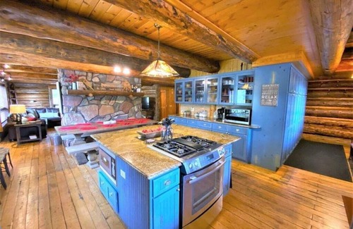 Purgatory Cabin | Rustic & Spacious Log Cabin w/Private Hot Tub, Amazing Views, 4 Miles to Ski