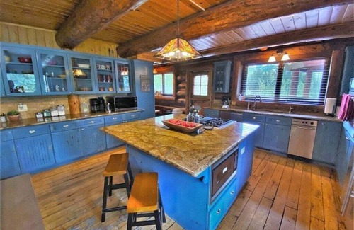 Purgatory Cabin | Rustic & Spacious Log Cabin w/Private Hot Tub, Amazing Views, 4 Miles to Ski