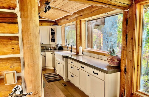 Sundance Cabin | Rustic Sundance cabin, sleeps 13, hottub, firepits