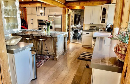 Sundance Cabin | Rustic Sundance cabin, sleeps 13, hottub, firepits