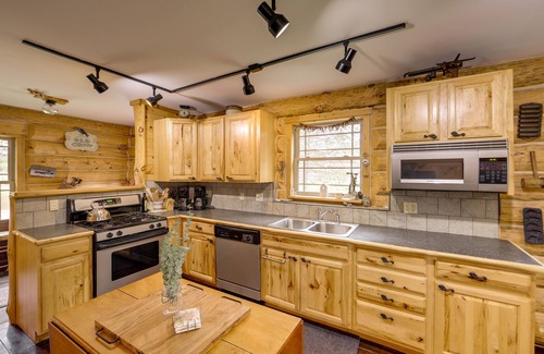Tustin Cabin | Rustic Tustin Cabin on 7 Acres w/Fire Pit & Porch
