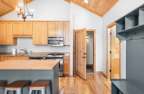 Green Lake Condo | Rustic, Updated 2bed/2bath condo with WiFi and AC in beautiful Green Lake