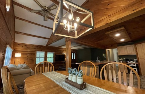 Windsor House | Rustic Updated Cozy Lake House! Close to skiing!