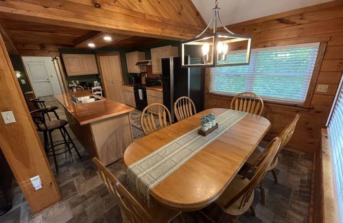 Windsor House | Rustic Updated Cozy Lake House! Close to skiing!