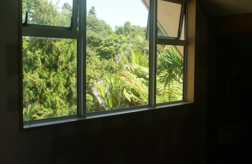 New Lynn House | Rustic Vibes and Privacy on the West Coast!