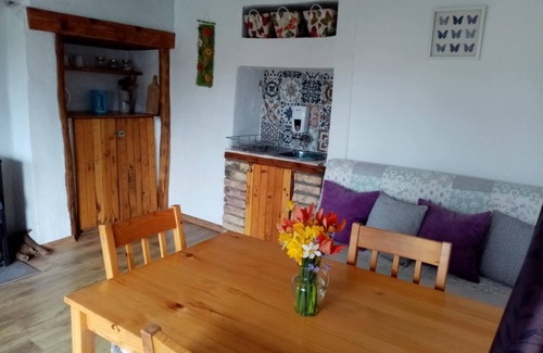 Polski Trambesh House | Rustic village retreat in rural Bulgaria. With cats, dog and chickens 😊