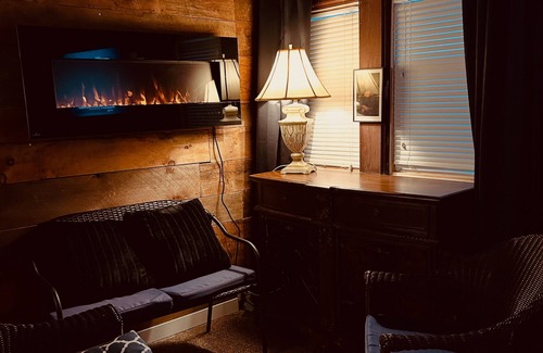 Brantford Bed & Breakfast | Rustic Zen garden coach house, Brantford city center, 2 pp. yoga deck for