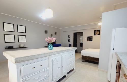 Ladyville Cottage | Rusty Blue Cottage | Near Airport: A/C, Kitchen, WiFi, Netflix & Gated Parking