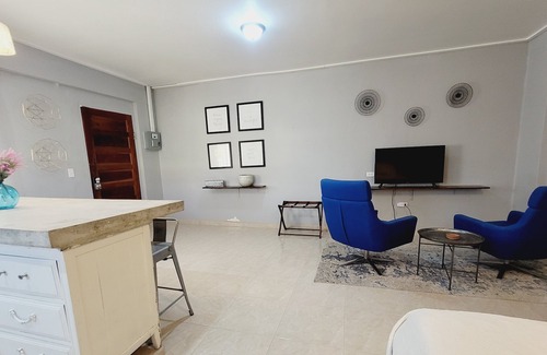 Ladyville Cottage | Rusty Blue Cottage | Near Airport: A/C, Kitchen, WiFi, Netflix & Gated Parking