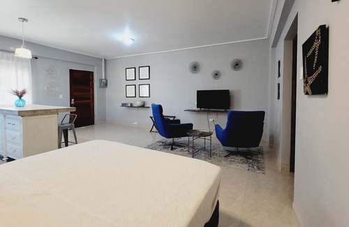 Ladyville Cottage | Rusty Blue Cottage | Near Airport: A/C, Kitchen, WiFi, Netflix & Gated Parking