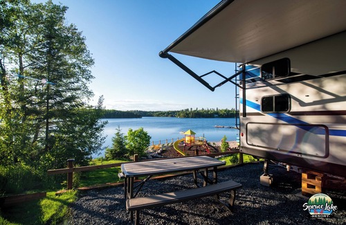 Kenora House | RV 8 Lake view with double over double bunks for the kids!