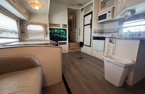 Acadia Parish House | RV with WiFi and AC right off of I-10 I 6 Acre Pond