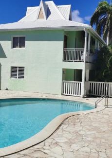 Orient Bay Apartment | Séjour entre plage et piscine