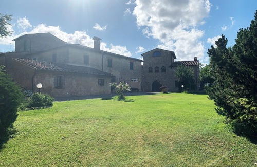 Abbadia a Isola Apartment | S.M.L'ARCO a dip in the green, in the heart of Tuscany