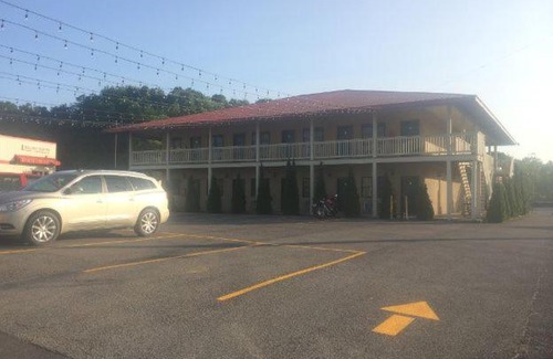 Oneonta Hotel | Sabatini's Villas
