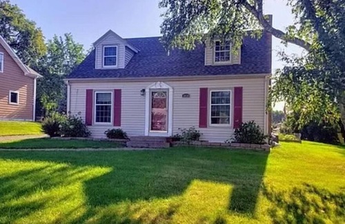 Roseville House | Safe and tidy Cape Cod in a very good neighborhood. Pet friendly.